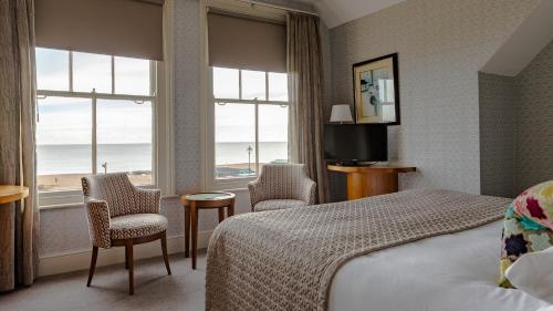 奥尔德堡温特沃斯酒店的酒店客房设有一张床,享有海景。