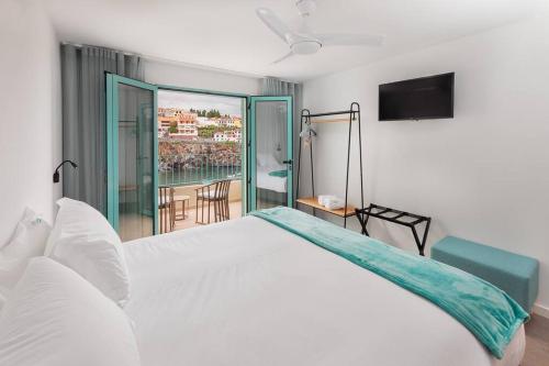 卡马拉-德洛布什Villa Belafonte的一间带白色床的卧室和一个阳台