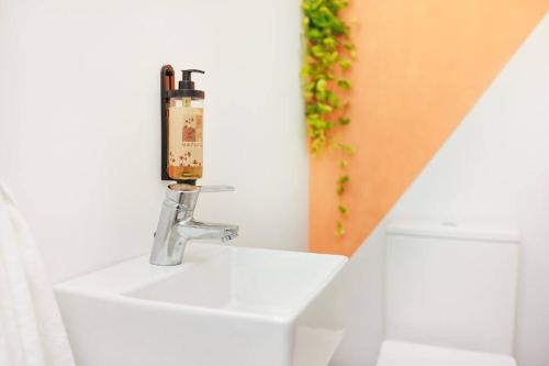 卡马拉-德洛布什Villa Belafonte的浴室设有水槽和肥皂机