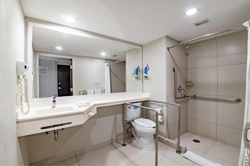 比亚埃尔莫萨比亚埃尔莫萨城市快捷酒店的一间带水槽、卫生间和淋浴的浴室