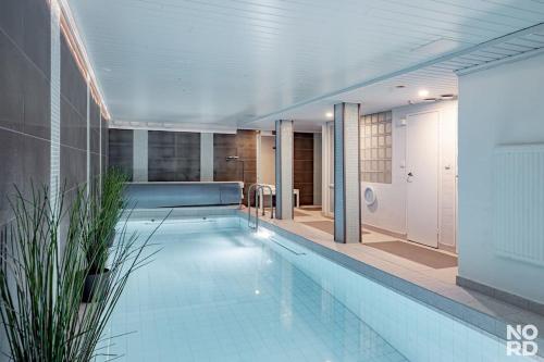 埃斯波Westend Luxury Spa House的大型客房的大型游泳池