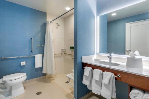 普罗维登斯Residence Inn Providence Downtown的浴室配有白色卫生间和盥洗盆。