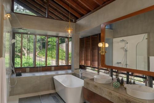 迪加纳The Alfred - Digana的一间带两个盥洗盆和大镜子的浴室