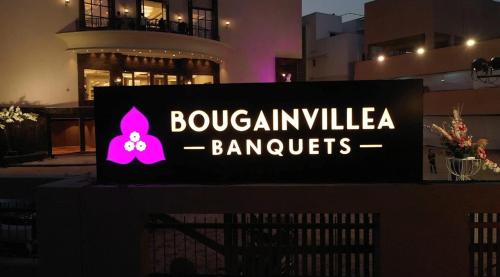 那格浦尔Bougainvillea Banquets and Convention Centre的建筑背景标志