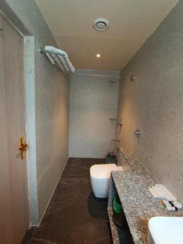那格浦尔Bougainvillea Banquets and Convention Centre的一间带两个盥洗盆和卫生间的浴室