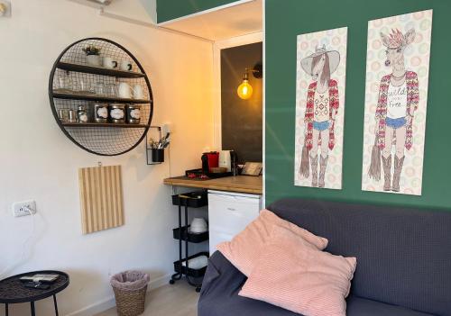 埃拉特Eilat charming & cozy Studio的带沙发的客厅和厨房