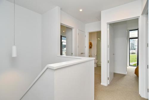 基督城Lichfield Apartment - Christchurch Holiday Homes的房屋内带白色墙壁和白色柜台的走廊