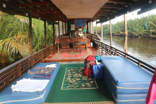 庞卡兰布翁Orangutan Kelotok Houseboat for 6 person的船上的两张床和一张桌子