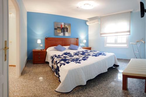 马斯帕洛马斯斯伊斯塔套房酒店的一间卧室配有一张蓝色墙壁的床