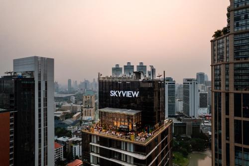 曼谷SKYVIEW Hotel Bangkok - Sukhumvit的一群人站在一座建筑的顶端