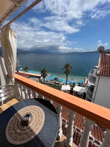 比耶拉Apartmani Kalinic的从度假村的阳台上可欣赏到海景