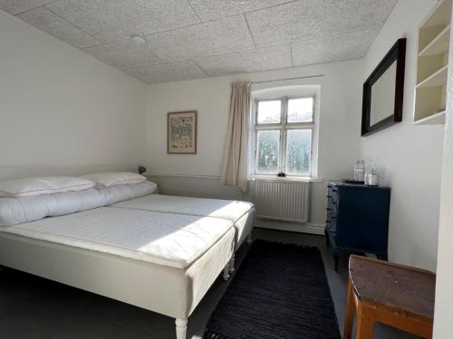 SejerbySejerø Vandrehjem的一间卧室设有一张床和一个窗口