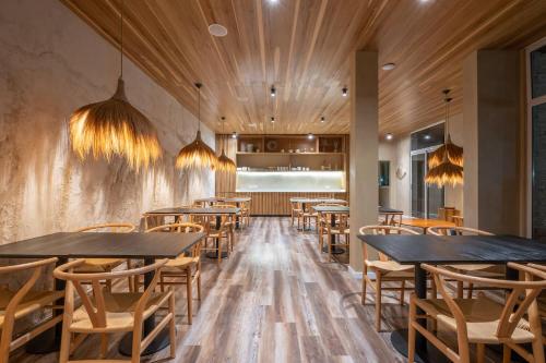 卡里罗Suite House Carilo的餐厅铺有木地板,配有桌椅