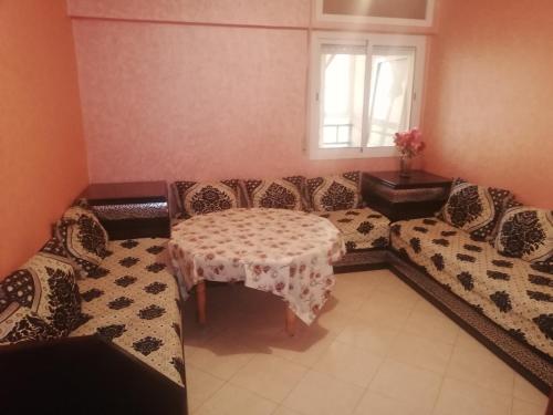 Appartement Boekidan/Al houceima的客厅配有沙发和桌子
