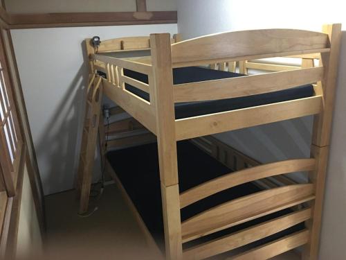 镰仓市Umimachi Seikatsu Koshigoe Minatokan - Vacation STAY 55291v的客房内的一张木制双层床