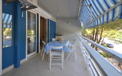 利尼亚诺萨比亚多罗奥林波公寓的蓝色和白色的阳台配有桌椅