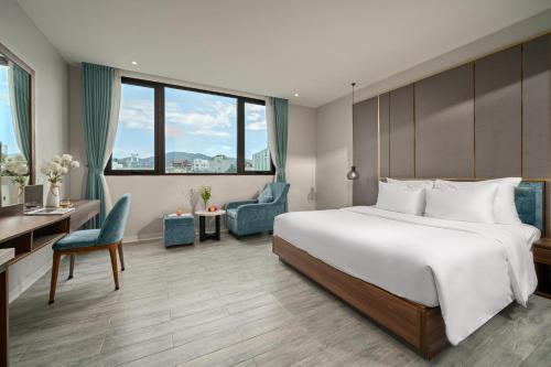 岘港Lupin Boutique Hotel Danang的酒店客房,配有一张床、一张桌子和椅子