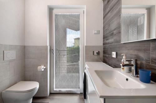 多马索Jack House的浴室配有白色水槽和卫生间。