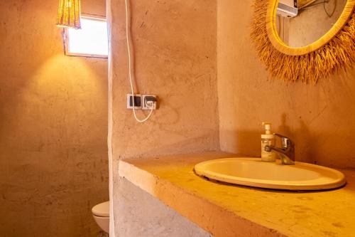 El KariaAgafay, La Ferme Nomade Bivouac的一间带水槽、镜子和卫生间的浴室
