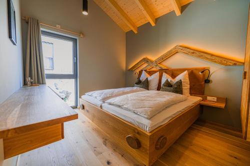 塞芬Holzspan的一间带木床的卧室,位于带窗户的房间内