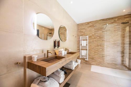 博尼法乔Villa du Couvent Version Maquis的一间带木制水槽和镜子的浴室