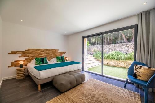 博尼法乔Villa du Couvent Version Maquis的一间卧室设有一张床和一个大窗户