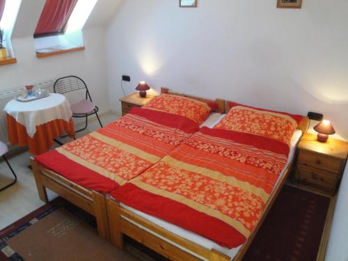 索普隆Guest house Ringhofer Vendégház的一间卧室配有两张床和一张桌子