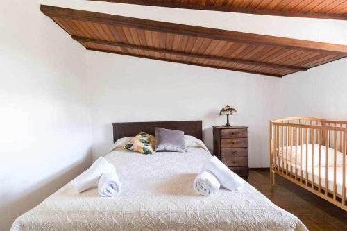 贝加德圣马特奥Villa Ojuelos的一间卧室配有带毛巾的床