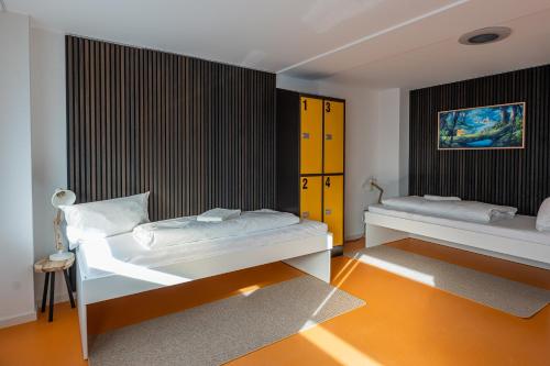 曼海姆Hostel Mannheim的橙色地板客房的两张床