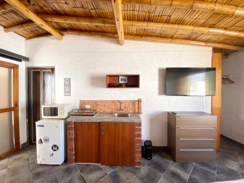 蓬塔赫尔莫萨Casa Danda Punta Hermosa的厨房配有水槽和微波炉