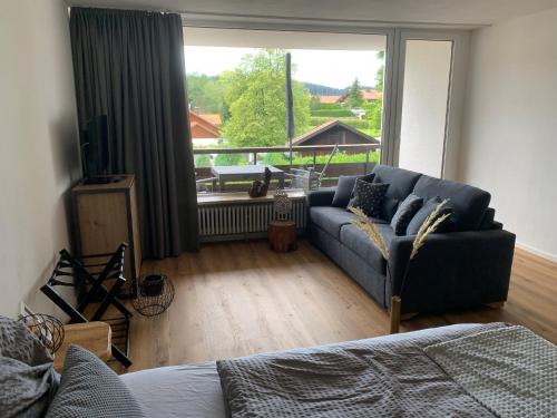 上施陶芬Staufen Herz的带沙发和大窗户的客厅