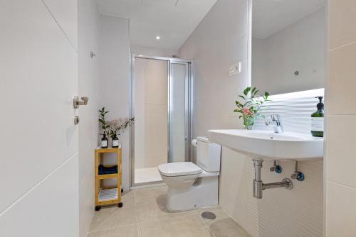 福恩吉罗拉Angelica's Home Fuengirola的白色的浴室设有水槽和卫生间。