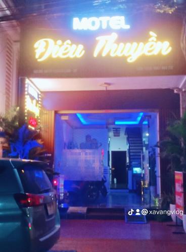 An KhêĐiêu Thuyền Motel的药店前的标志