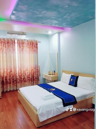 An KhêĐiêu Thuyền Motel的一间卧室设有一张大床和一个窗户。