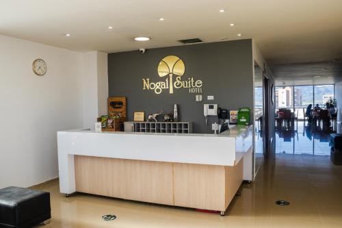 伊皮亚莱斯Nogal Suite Hotel Ipiales的一个带柜台的现代咖啡店的大堂