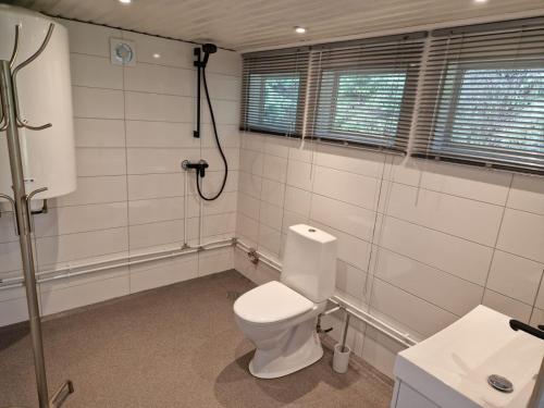 RõmedaLiivakõrtsi kämping的浴室配有卫生间、淋浴和盥洗盆。