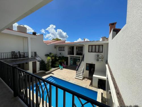 塔里哈Hotel Las Pascuas的从带游泳池的房屋阳台欣赏风景