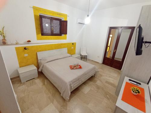 多尔加利CASA DEL CORSO的一间卧室配有一张床和一台电视