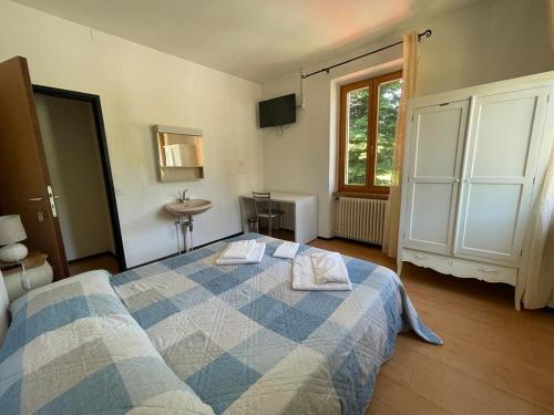 MagliasoBliss - Casale della Vite的一间卧室配有一张带两个枕头的床