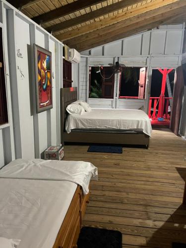 法哈多Sunrise Cottage的一间卧室设有两张床,铺有木地板