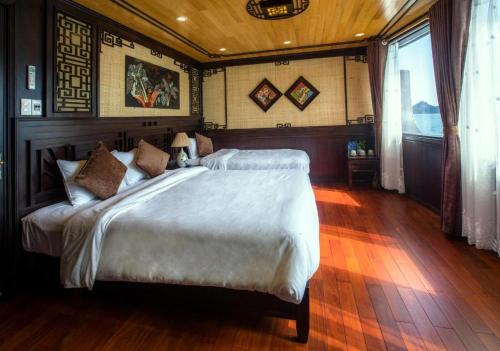 吉婆岛Cozy Boutique Cruise的一间卧室,卧室内配有一张大床