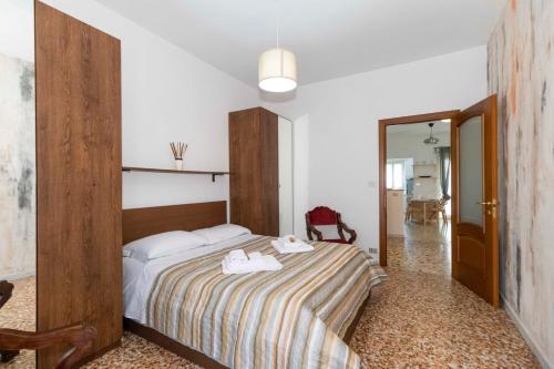 都灵Torino Pitagora Functional Flat的一间卧室配有一张床,上面有两条毛巾