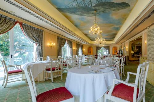 里斯本奥利斯拉帕帕里斯酒店 - 世界顶级酒店的一间设有白色桌椅的用餐室