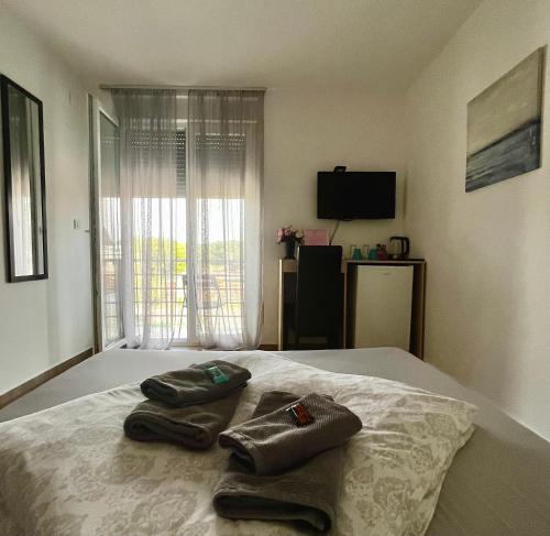潘切沃Villa Ponte的一间卧室配有一张床,上面有两条毛巾