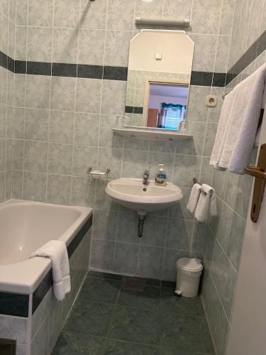 希贝尼克Longa Rooms的浴室配有盥洗盆、卫生间和浴缸。