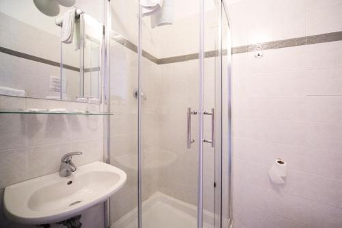 佛罗伦萨奈拉酒店的一间带水槽和玻璃淋浴的浴室