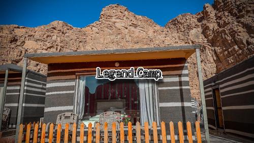 瓦迪拉姆Rum Legend camp的一间标有传奇营地的标牌的餐厅