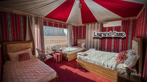 瓦迪拉姆Rum Legend camp的一间带两张床和帐篷的卧室