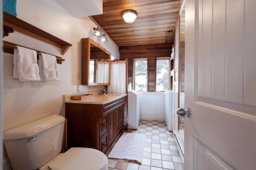 杜兰戈CR 213 - 3 Bedroom的一间带卫生间和水槽的小浴室
