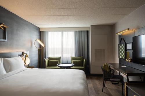 诺斯布鲁克芝加哥北岸万丽酒店的配有一张床和一张书桌的酒店客房